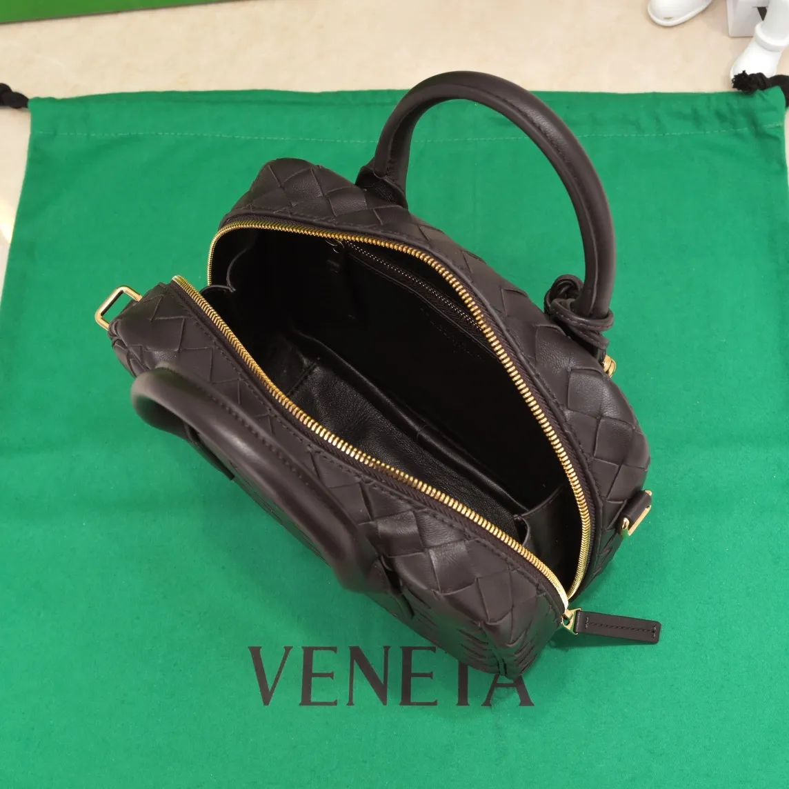 Batch 1560 BV2024 Spring Get Away small square box, retro and fashionable small size, multiple carrying methods, retro and fashionable, lightweight bag, practical space, same style for men and women! ! ! A fashionable must-have item, brass knotted rope pendant, chic and elegant, low-key luxury and tasteful, versatile item. Style number: 6763 Size: 23.5*17.9*9cm